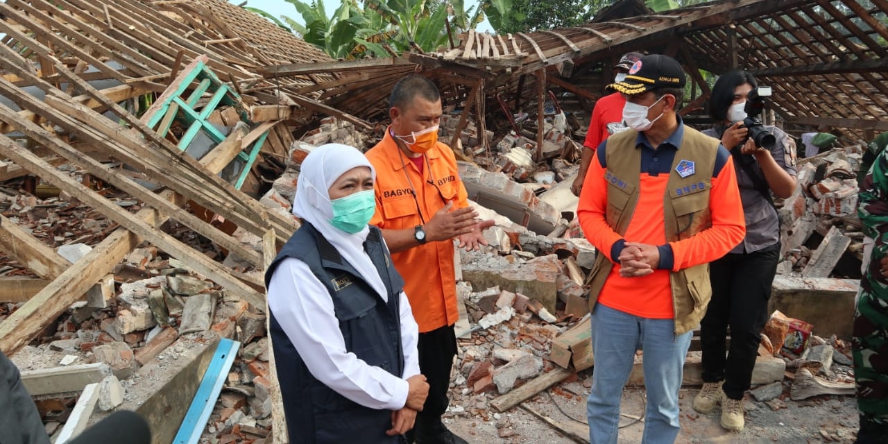 Kepala BNPB, Doni Monarso bersama Gubernur Jawa Timur, Khofifah Indar Parawansa saat meninjau lokasi gempa di Malang. [Foto : ist]