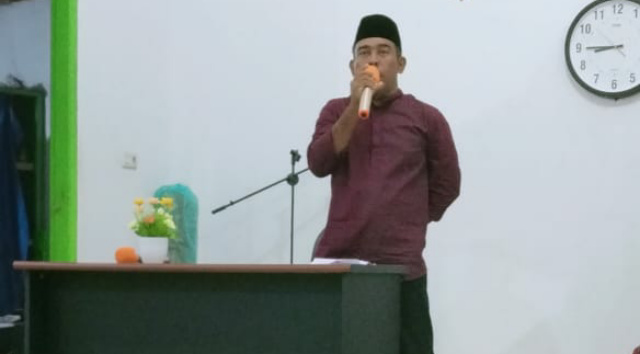Wakil Ketua DPRD Dharmasraya Benny Ridwan saat memberikan sambutan dalam Safari Ramadhan di Masjid Al-Hidyah Jorong Sido Mulyo, Nagari Tebing Tinggi, Senin (19/4). [Foto: Ist]